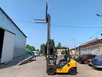 Вилочний автонавантажувач Komatsu,з бічним зсувом та щоглою 4.5 метри