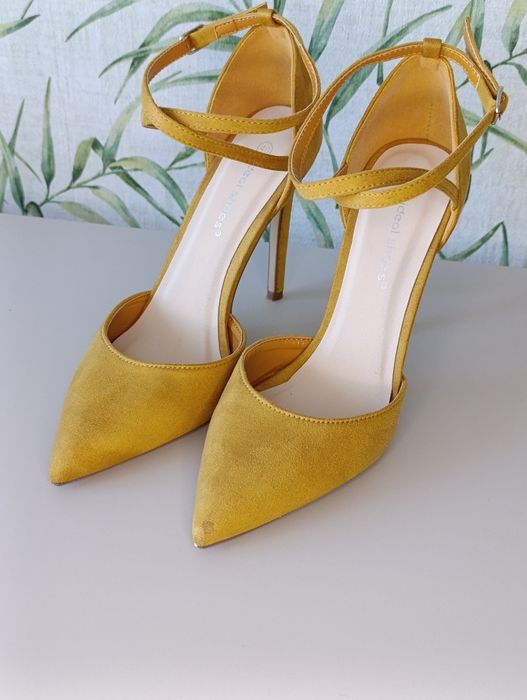 Musztardowe szpilki Born2be