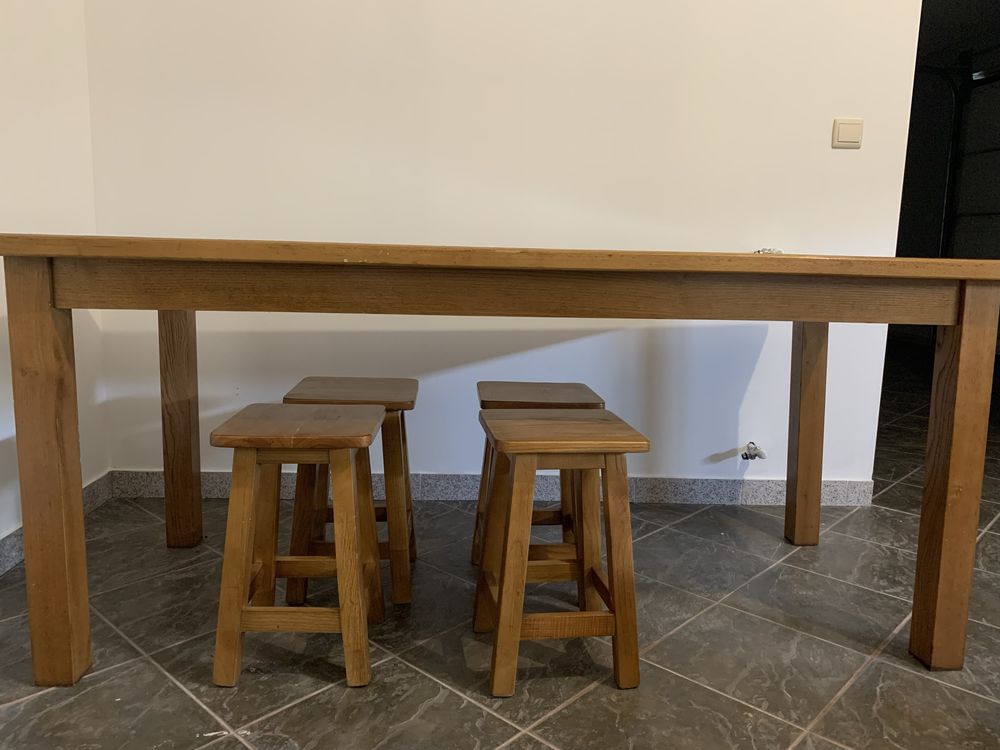 Mesa de Madeira e Bancos
