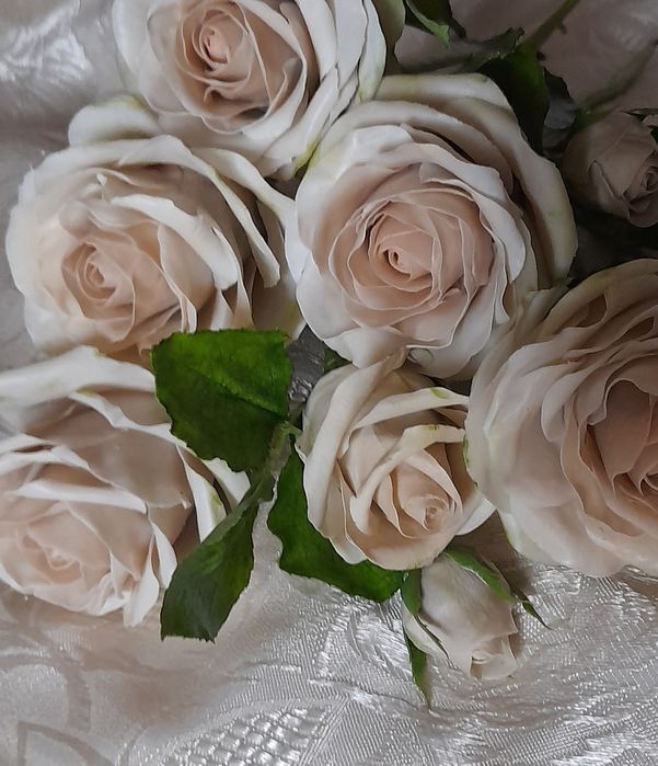 Шикарные розы ручной работы из холодного фарфора