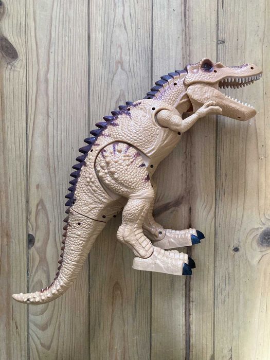 Vendo 4 dinossauros da coleção de brinquedos.