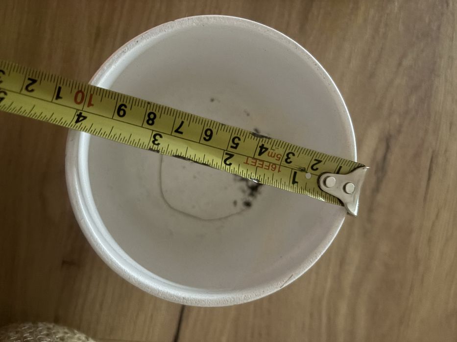 Doniczki 2 sztuki różne.