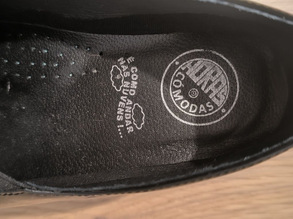 Sapatos pretos confortaveis