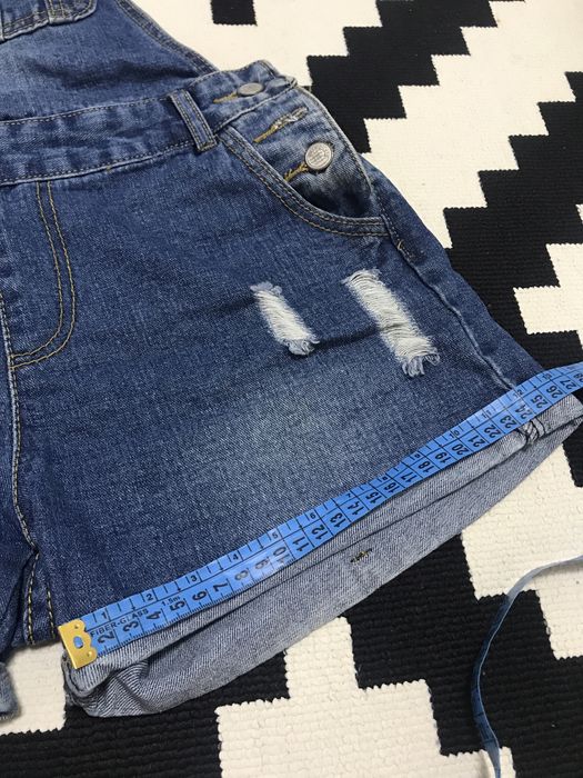 Продам джинсовый комбез-шорты