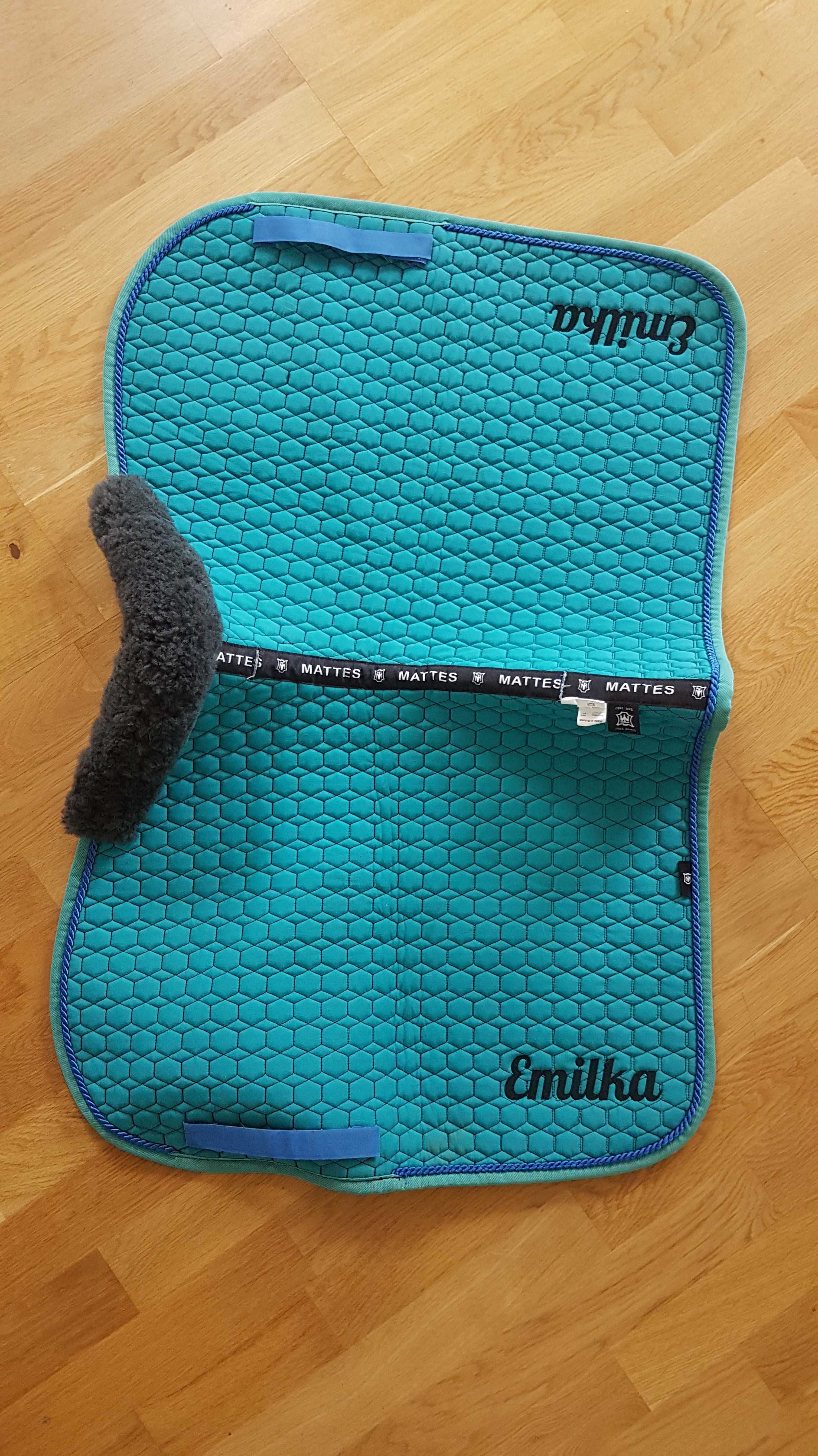 Czaprak Mattes z futerkiem roz. M, personalizowany "Emilka"