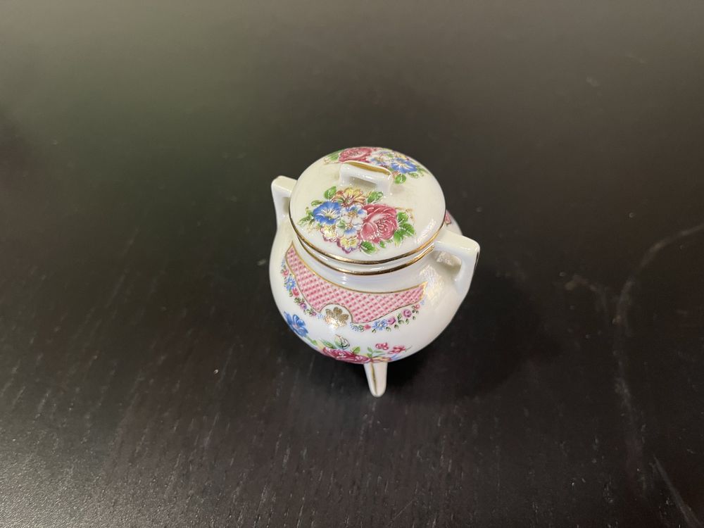 Pote em miniatura de porcelana