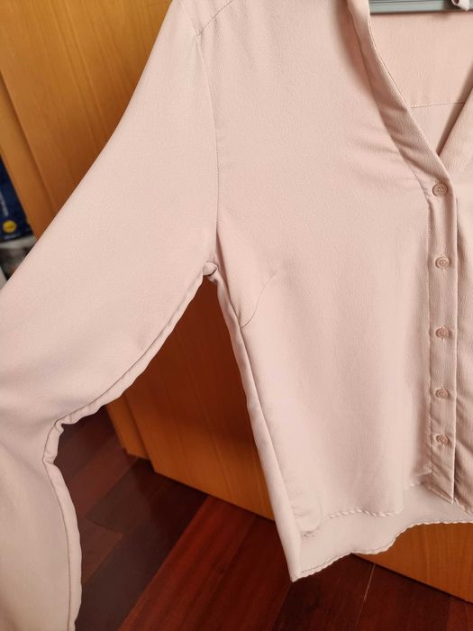 Camisa rosa clara com textura no tecido H&M, tamanho 32