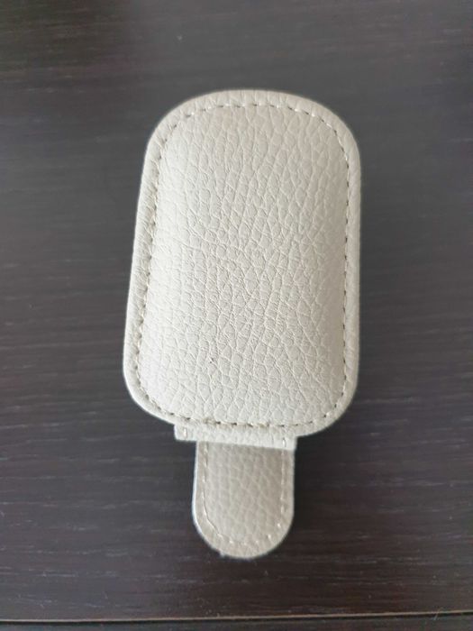 Uchwyt na okulary przeciwsłoneczne