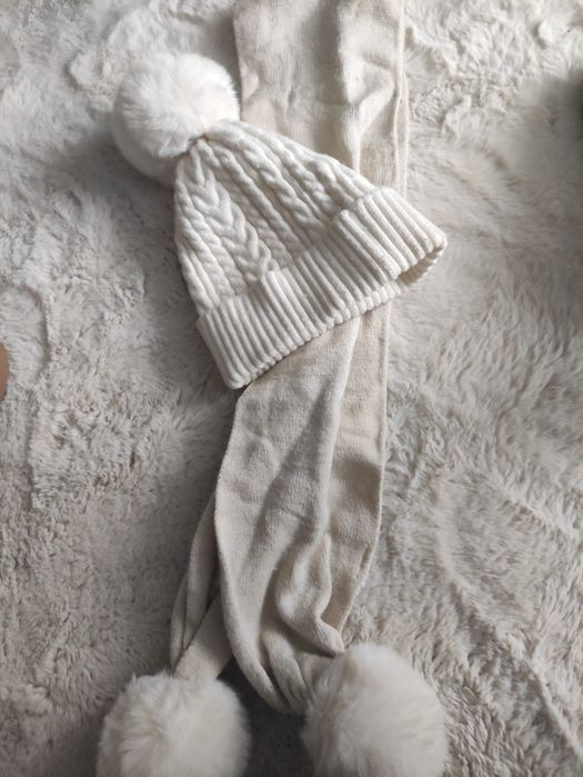 Komplet czapka i szalik dla dziewczynek w wieku 4+ lat. Stan dobry.