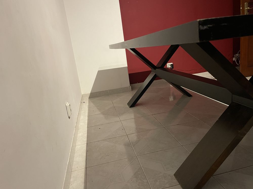 Mesa de jantar disponível