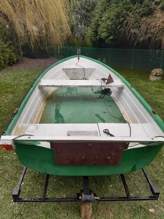 Łódka wędkarska z przyczepką i silnikiem