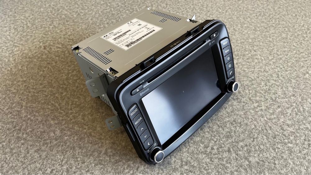 Radio z nawigacją Kia Carens IV + wzmacniacz OEM – komplet