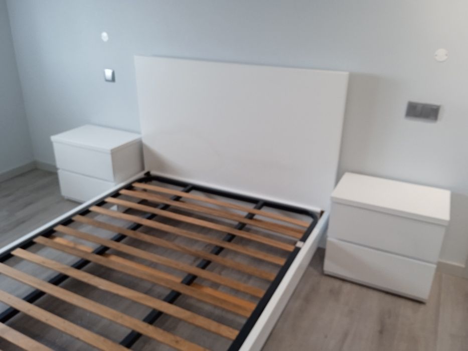 Cama de casal com estrado + 2 mesas de cabeceira