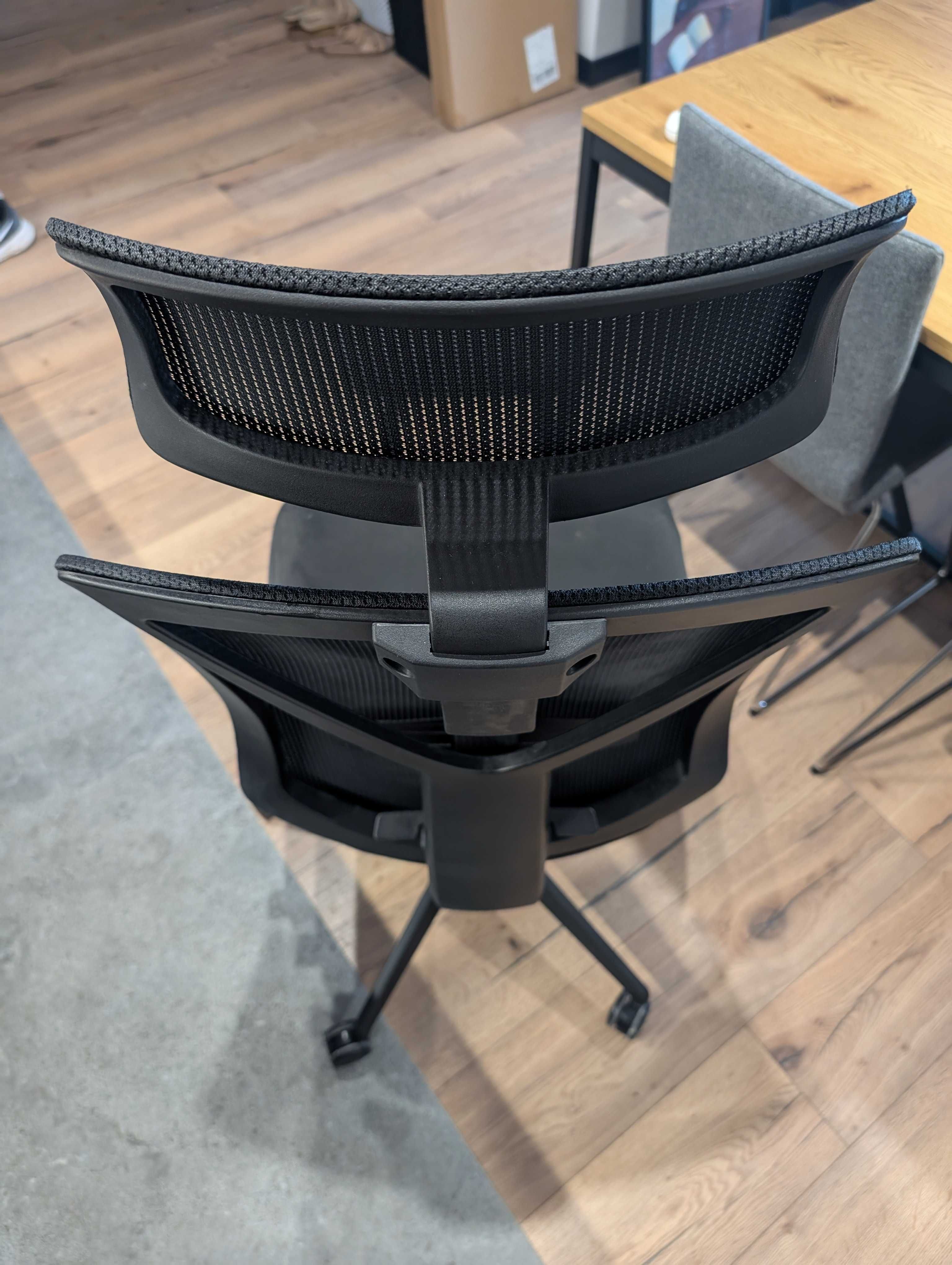 Ergonomiczne krzesło biurowe z zagłówkiem i podnóżkiem