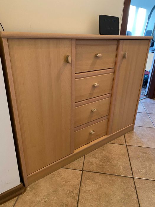 Komoda z 2 drzwiami i 4 szufladami (jasna okleina drewniana)