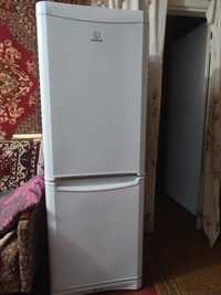 Холодильник  Indesit  белый  в б/у 2007 г выпуска  рабочий