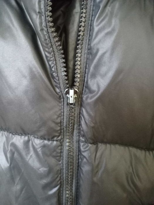 Пуховик зимовий чорний оздоблений  натуральним хутром