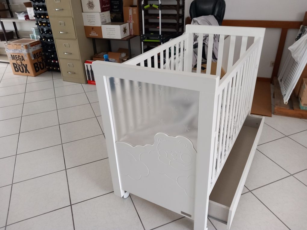 Vendo cama de bebé em madeira lacada com gaveta