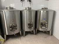 DEPÓSITOS INOX (750-500 e 250 l ) POTE DE 400 L, BOMBA DE 18 FILTROS