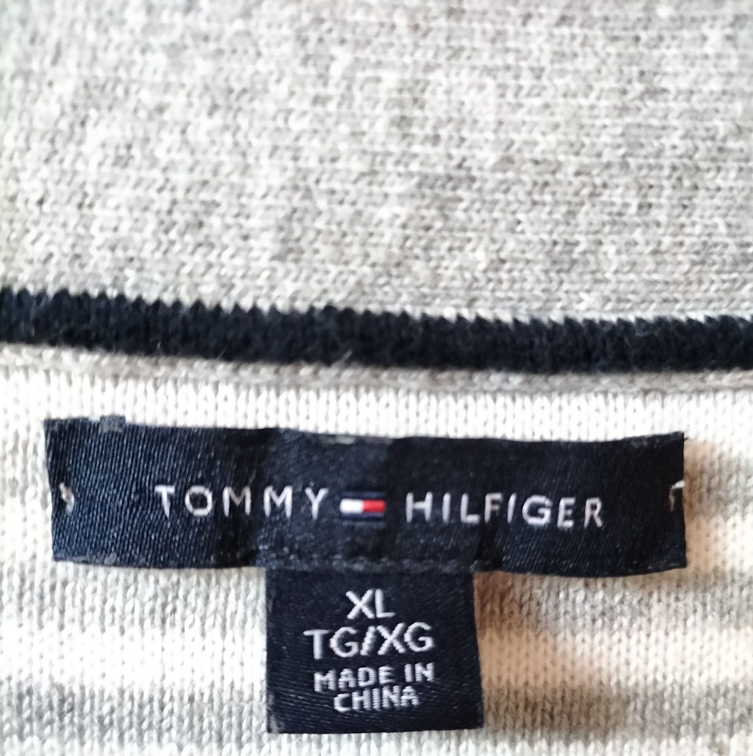 Tommy Hilfiger bawełniany sweterek w biało-szare paski, dekolt w serek