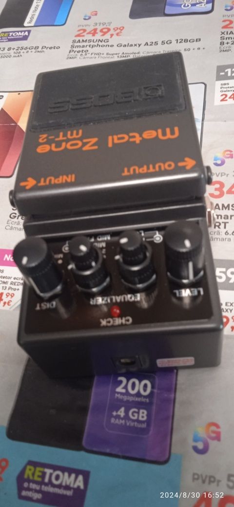 Amplificador. Combo para guitarra elétrica e pedal de efeitos