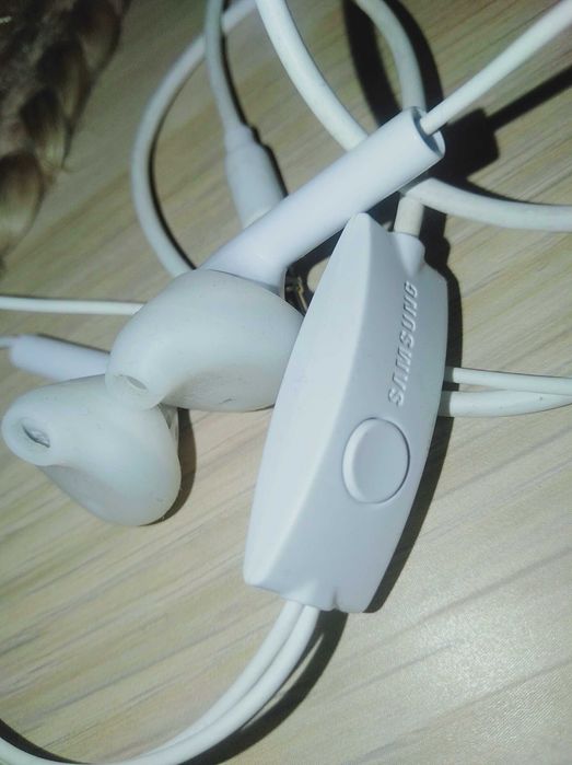 Komplet słuchawek białe do telefonu Samsung jak na foto.