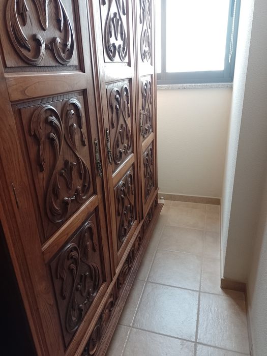 Roupeiro Rústico de madeira castanha com 3portas e 3gavetas.167x58x182