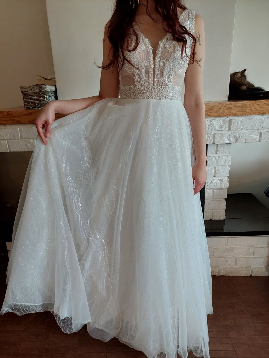 Suknia ślubna, pięknie zdobiona