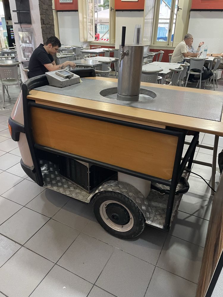 Maquina de cerveja com mesa para alugarso dia