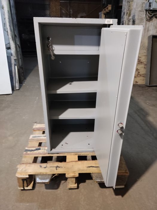 Продаю б.у канцелярский сейф(висота 93 см.)