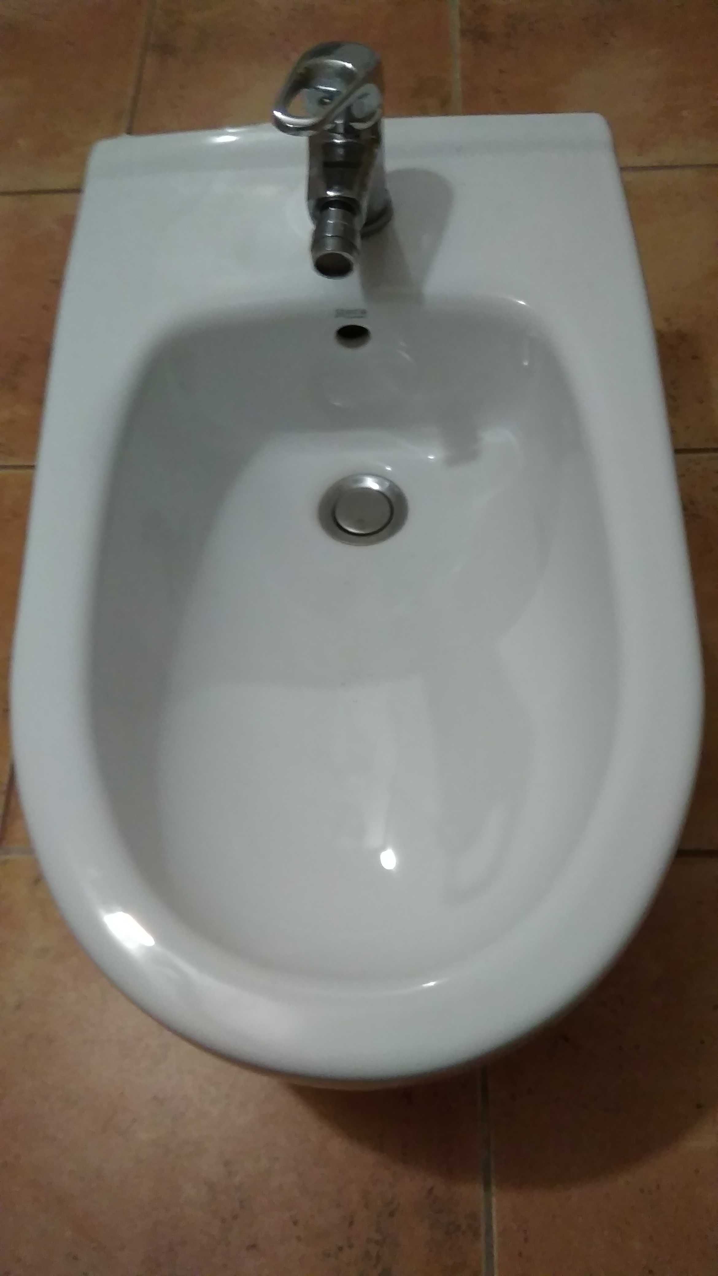 Łazienkowy bidet wiszący marki Roca z baterią bidetową