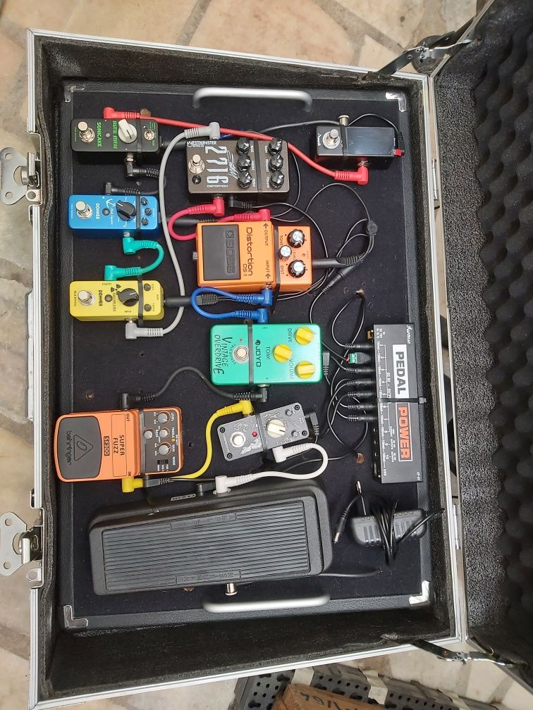 Pedaleira de efeitos com flight case