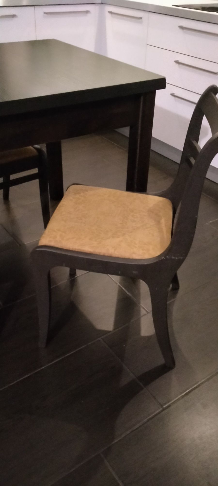 Stół i 4 krzesła drewniane