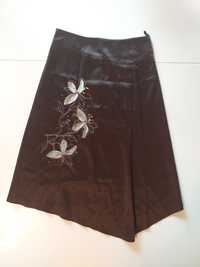 Asymetryczna brązowa spódnica za kolana, kwiatowy haft, rozmiar 38