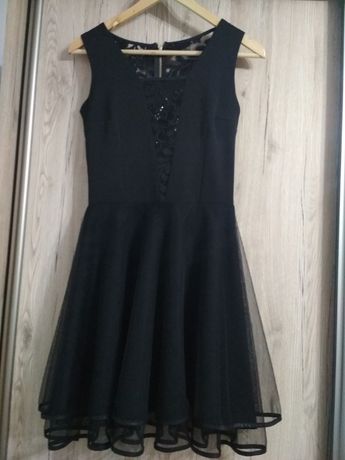 czarna sukienka z koronkowymi wykończeniami