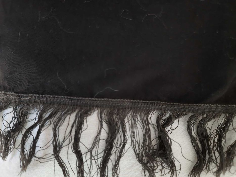 xaile preto muito antigo com franja cinza