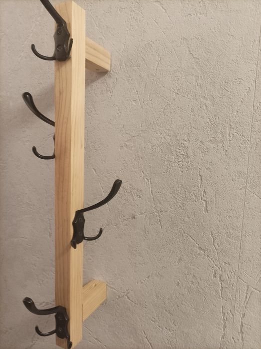Drewniany wieszak wiszący . Nowoczesny fason