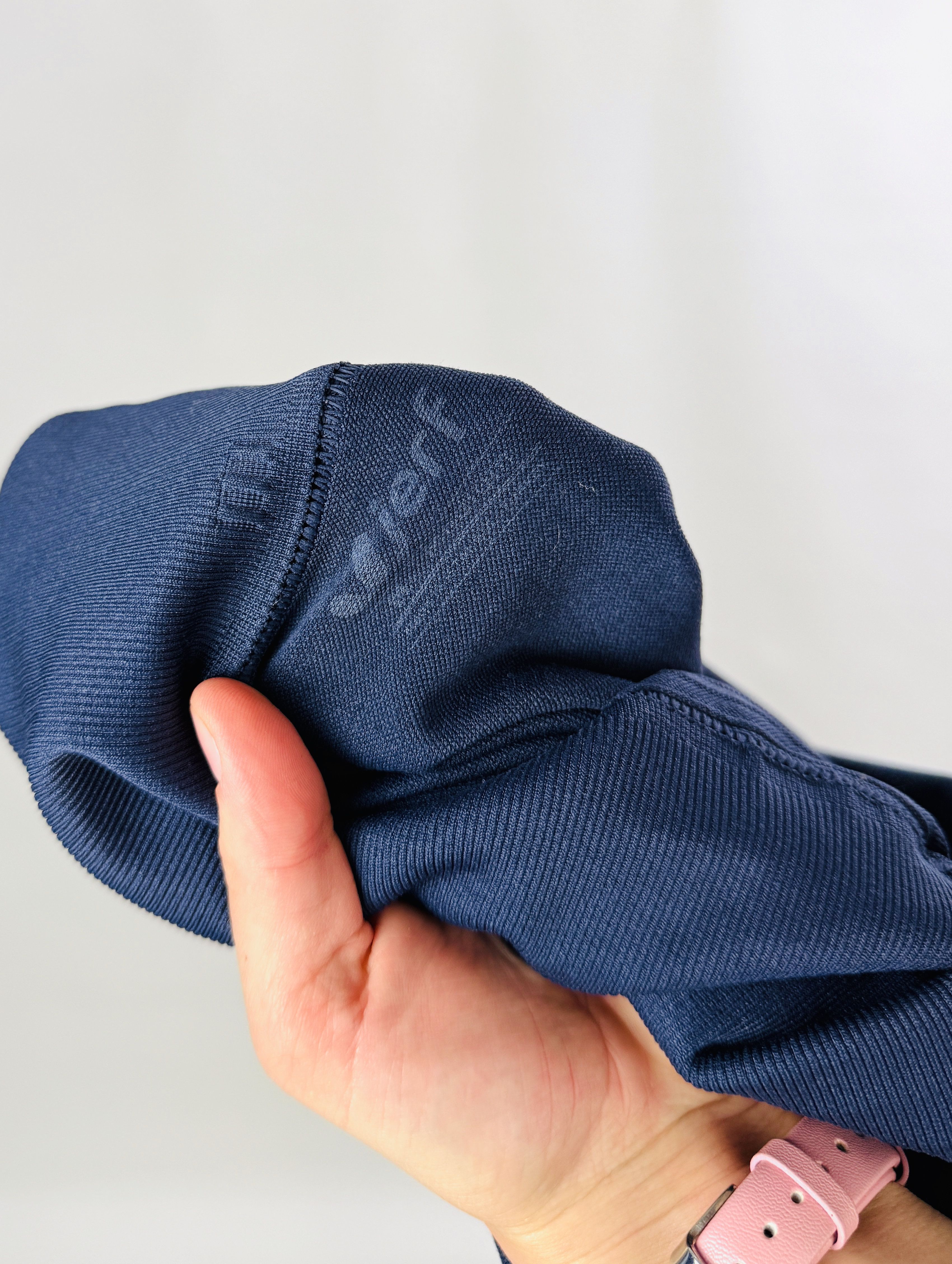 Granatowe sportowe legginsy z wysokim stanem i modelującymi strefami