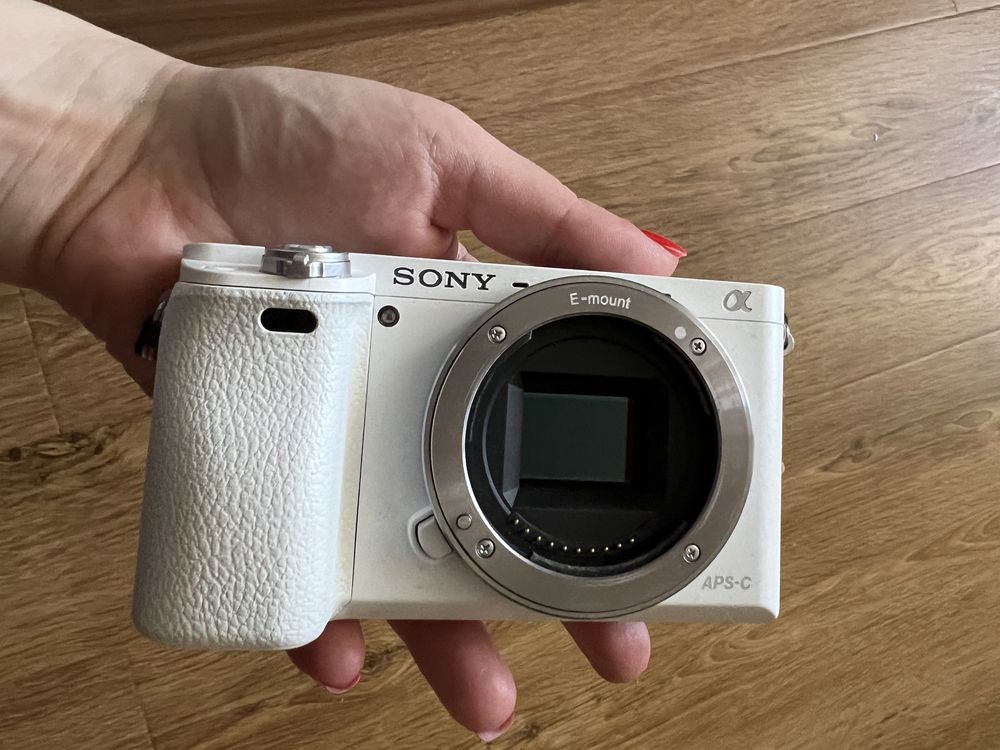 Sony A6000 білий