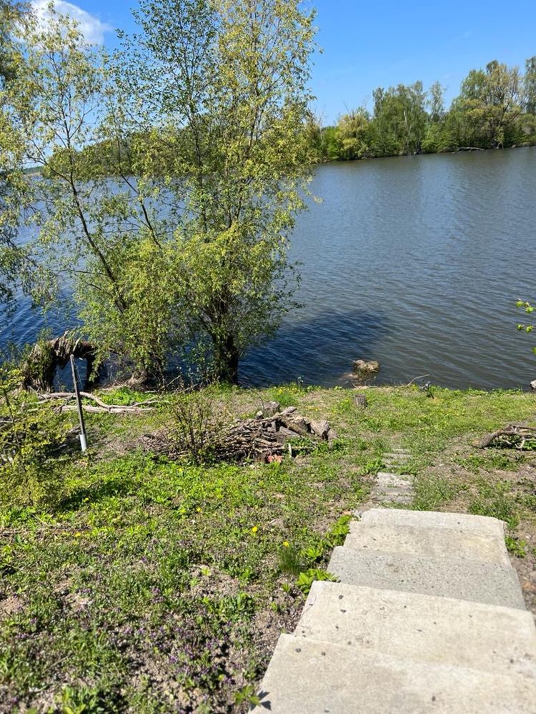 Будинок поряд водойми! Ідеально!