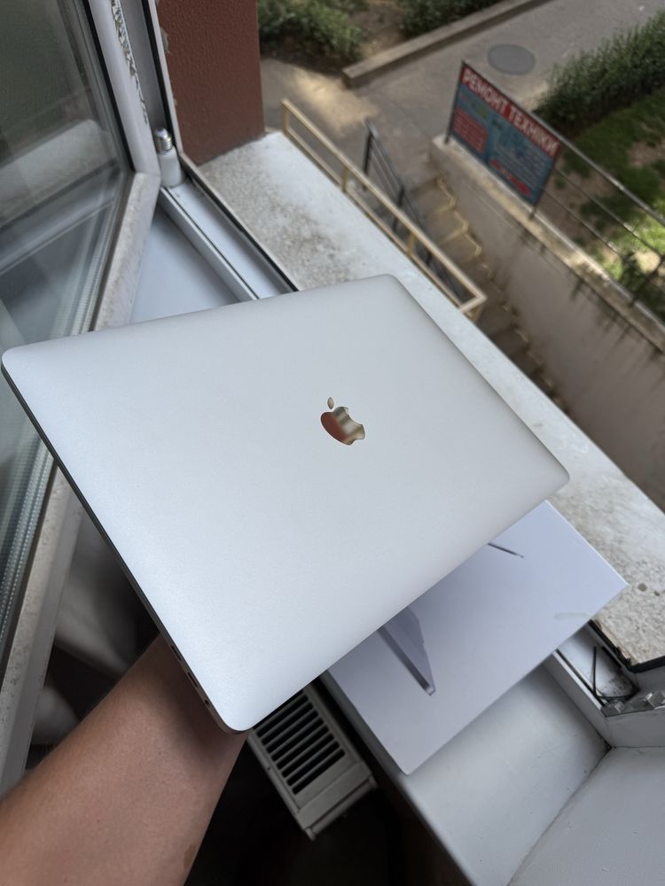 Macbook Pro 2018 16gb 512 SSD AMD RADEON 4gb