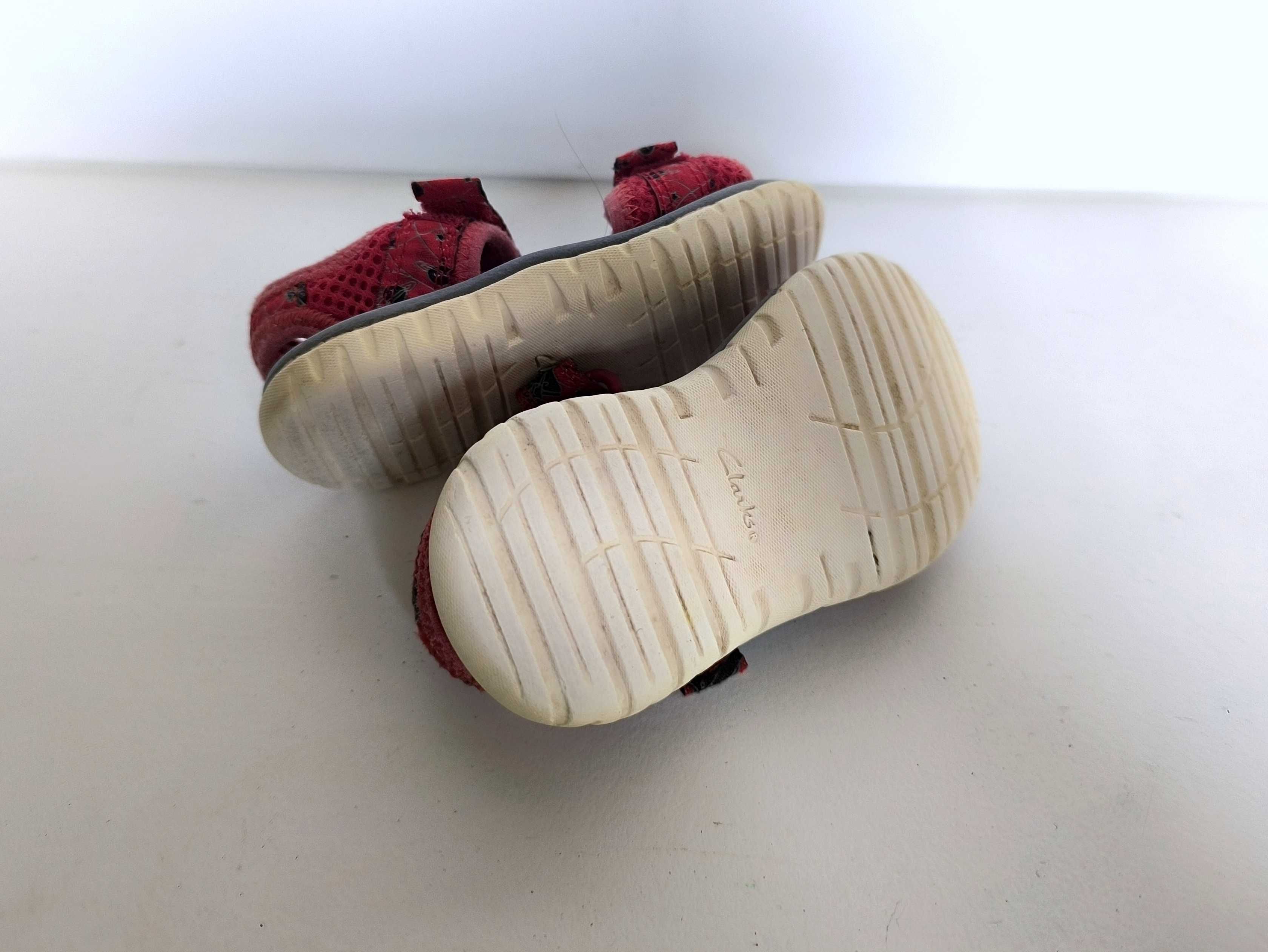 Sandały dziecięce Clarks. Rozmiar 22,5. Czerwone we wzorki. Sandałki