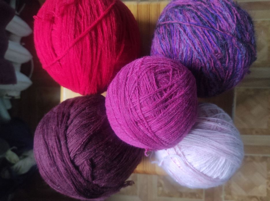 нитки шерстяні, та прості.