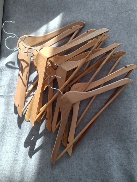 Dziesięć drewnianych,solidnych wieszaków