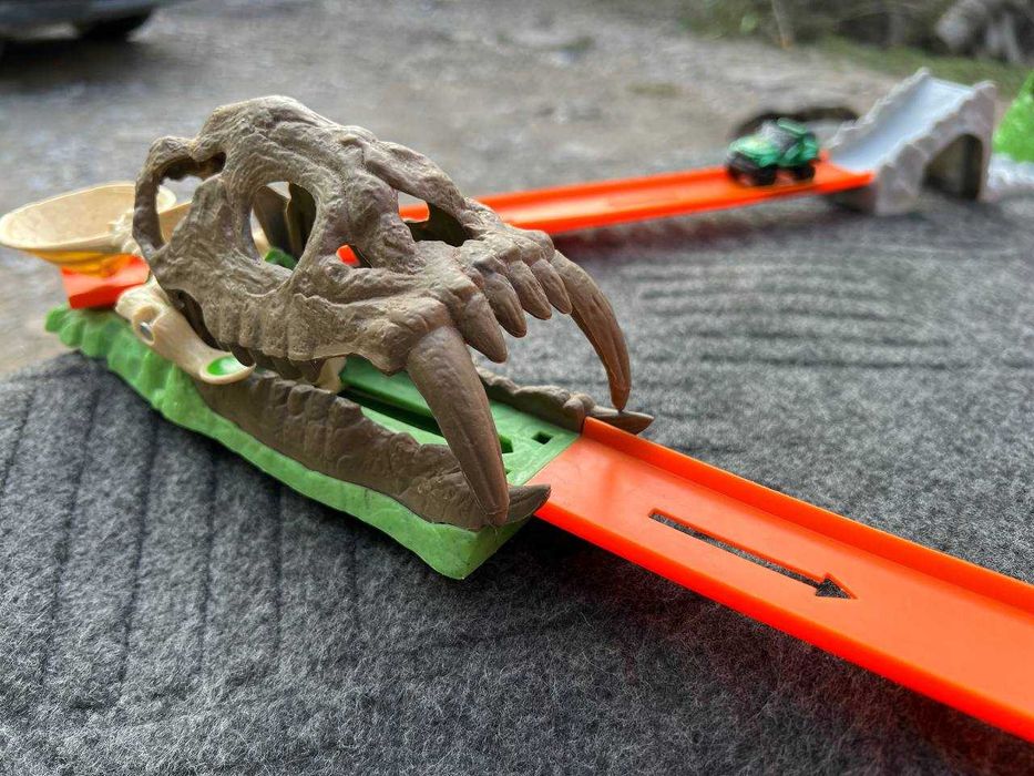Ігровий Набір ТРЕК - Hot Wheels (Динозавр скелет) Mattel 2008 року