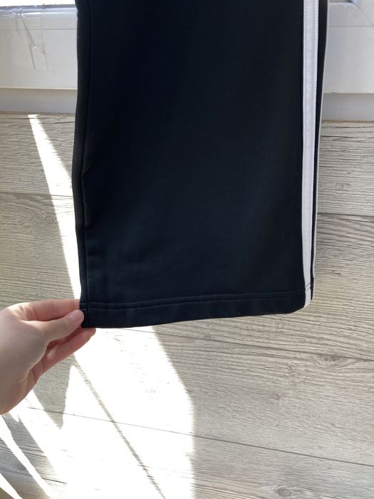 широкие штаны adidas