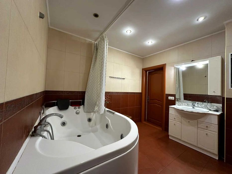 Продаж 3 кім Ахматової 43 Безнал метро Осокорки  Дніпровська наб