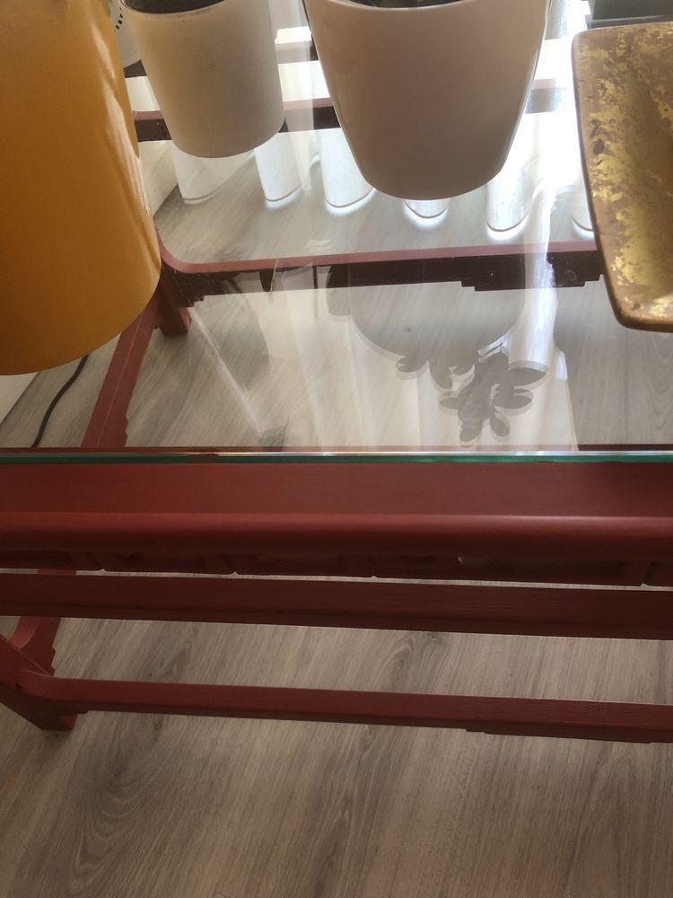 Mesa de centro vermelho escuro