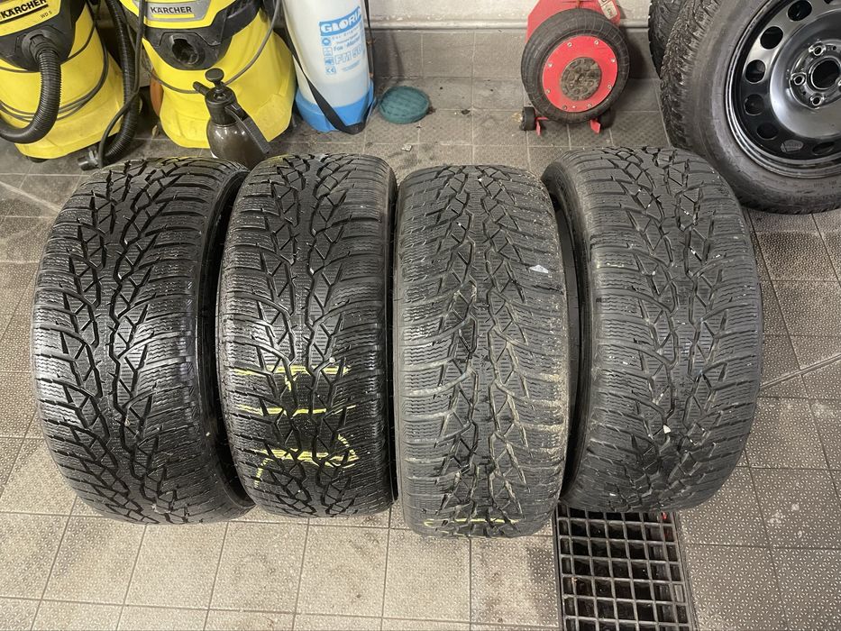 Зимова Резина Nokian 215/45R16