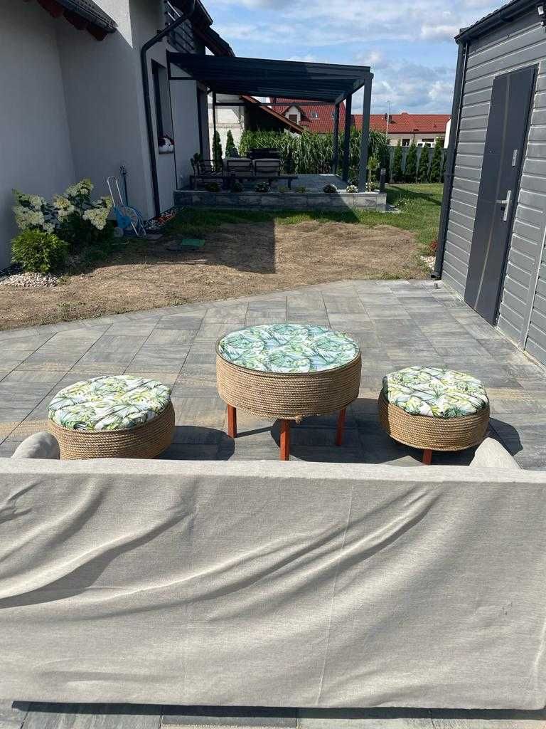 meble ogrodowe kanapa, dwie pufy i stolik